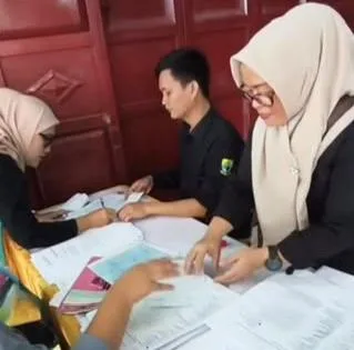 DEKATKAN LAYANAN. Petugas pelayanan Disdukcapil Kabupaten Cianjur tengah memverifikasi berkas administrasi kependudukan warga.