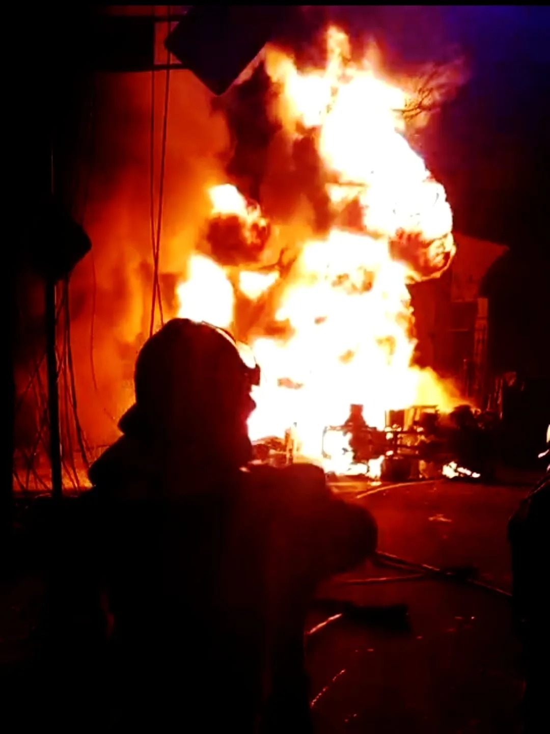 Malam Horor di Cianjur, Truk Tangki BBM Terguling Bakar Pos Polisi dan Kendaraan