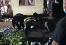 Petugas kepolisian bersama warga mengevakuasi jenazah Muhammad Desi Santosa (36) setibanya di rumah duka di Desa Padaasih, Cijati.