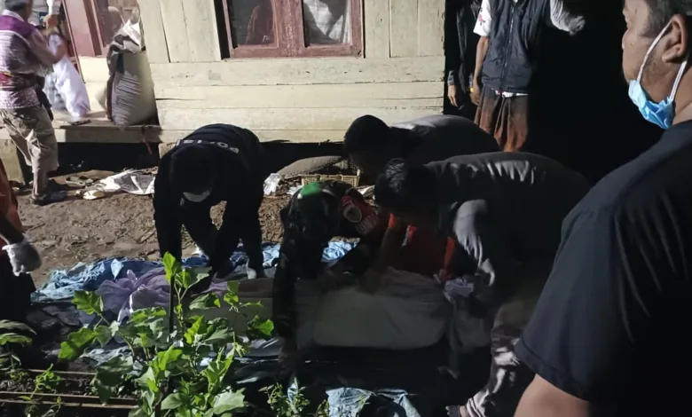 Petugas kepolisian bersama warga mengevakuasi jenazah Muhammad Desi Santosa (36) setibanya di rumah duka di Desa Padaasih, Cijati.