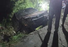 Petugas dibantu warga melakukan proses evakuasi minibus yang jatuh ke jurang sedalam 10 meter di Kecamatan Cijati, Cianjur, Senin (3/11/2025).