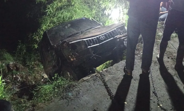 Petugas dibantu warga melakukan proses evakuasi minibus yang jatuh ke jurang sedalam 10 meter di Kecamatan Cijati, Cianjur, Senin (3/11/2025).