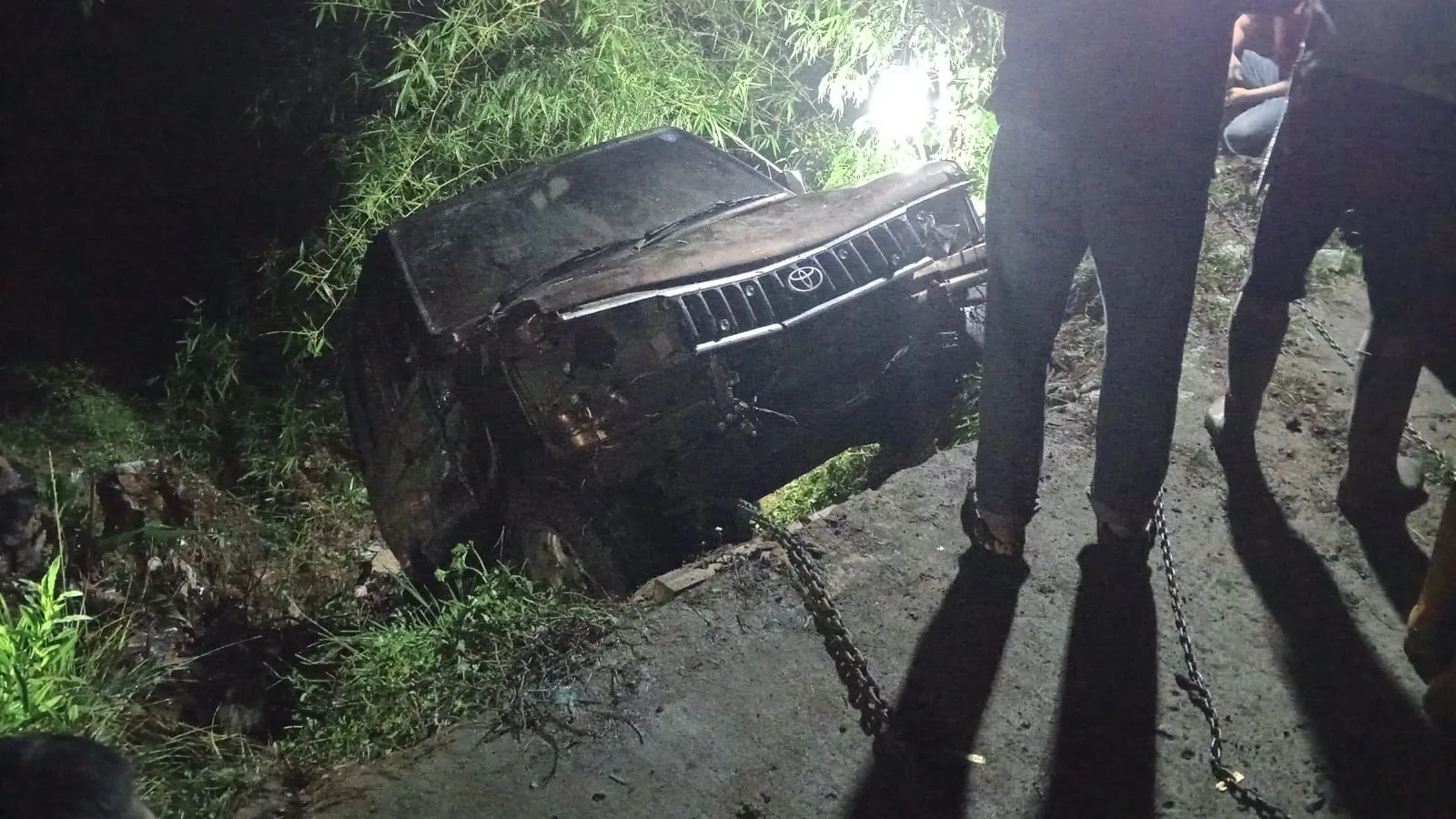 Petugas dibantu warga melakukan proses evakuasi minibus yang jatuh ke jurang sedalam 10 meter di Kecamatan Cijati, Cianjur, Senin (3/11/2025).