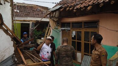 Aparat kelurahan (kanan) bersama warga memeriksa puing-puing bangunan rumah yang rusak berat akibat terjangan angin kencang di Kelurahan Sayang, Kecamatan Cianjur, Senin (3/11/2025).