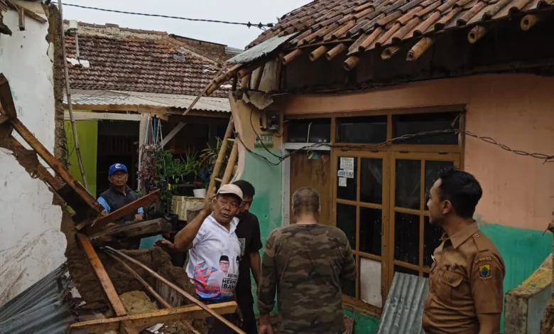 Aparat kelurahan (kanan) bersama warga memeriksa puing-puing bangunan rumah yang rusak berat akibat terjangan angin kencang di Kelurahan Sayang, Kecamatan Cianjur, Senin (3/11/2025).