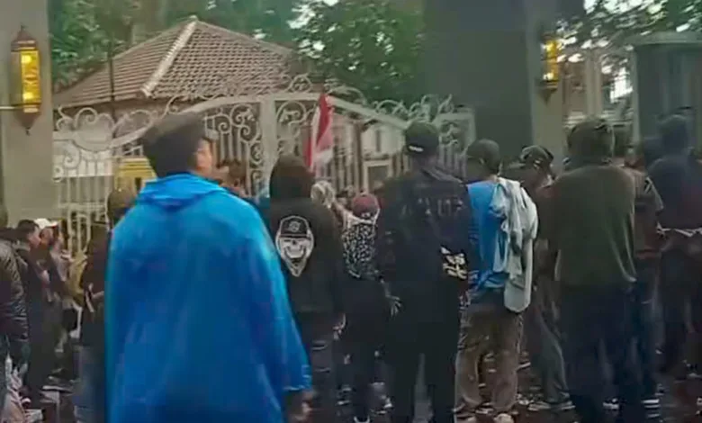 Puluhan pedagang Bojongmeron, didampingi mahasiswa dan YLBHC, menggelar aksi di depan Pendopo Cianjur pada Jumat (7/11/2025)