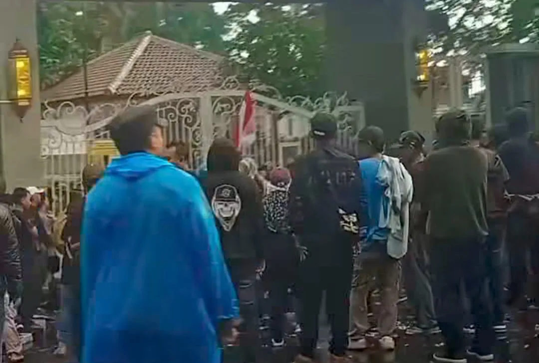 Puluhan pedagang Bojongmeron, didampingi mahasiswa dan YLBHC, menggelar aksi di depan Pendopo Cianjur pada Jumat (7/11/2025)