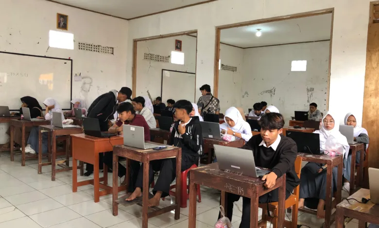 Peserta Didik Paket C/Ulya PKBM Sarbini Antusias Ikuti Tes Kemampuan Akademik