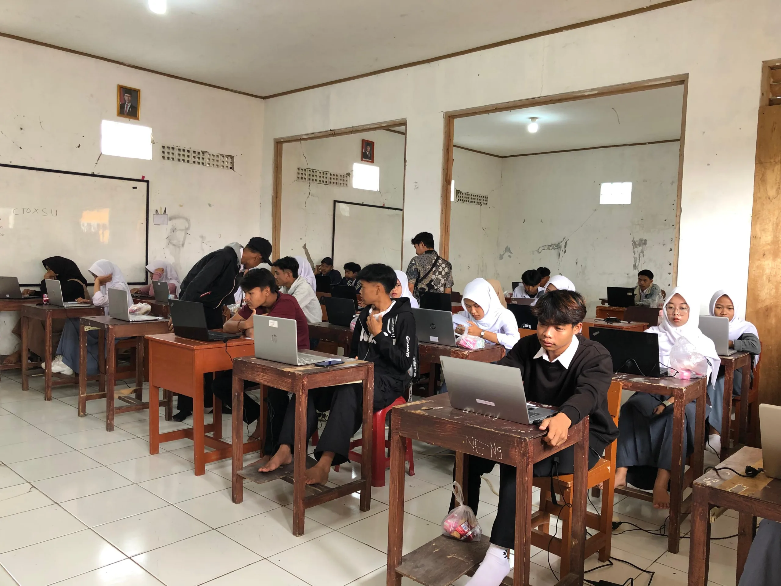 Peserta Didik Paket C/Ulya PKBM Sarbini Antusias Ikuti Tes Kemampuan Akademik