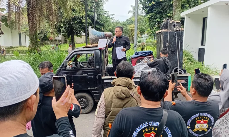 Tagih Janji Pemkab Cianjur Buat Ramaikan Pasar, Ratusan Pedagang Induk Gelar Aksi Damai ke DPRD