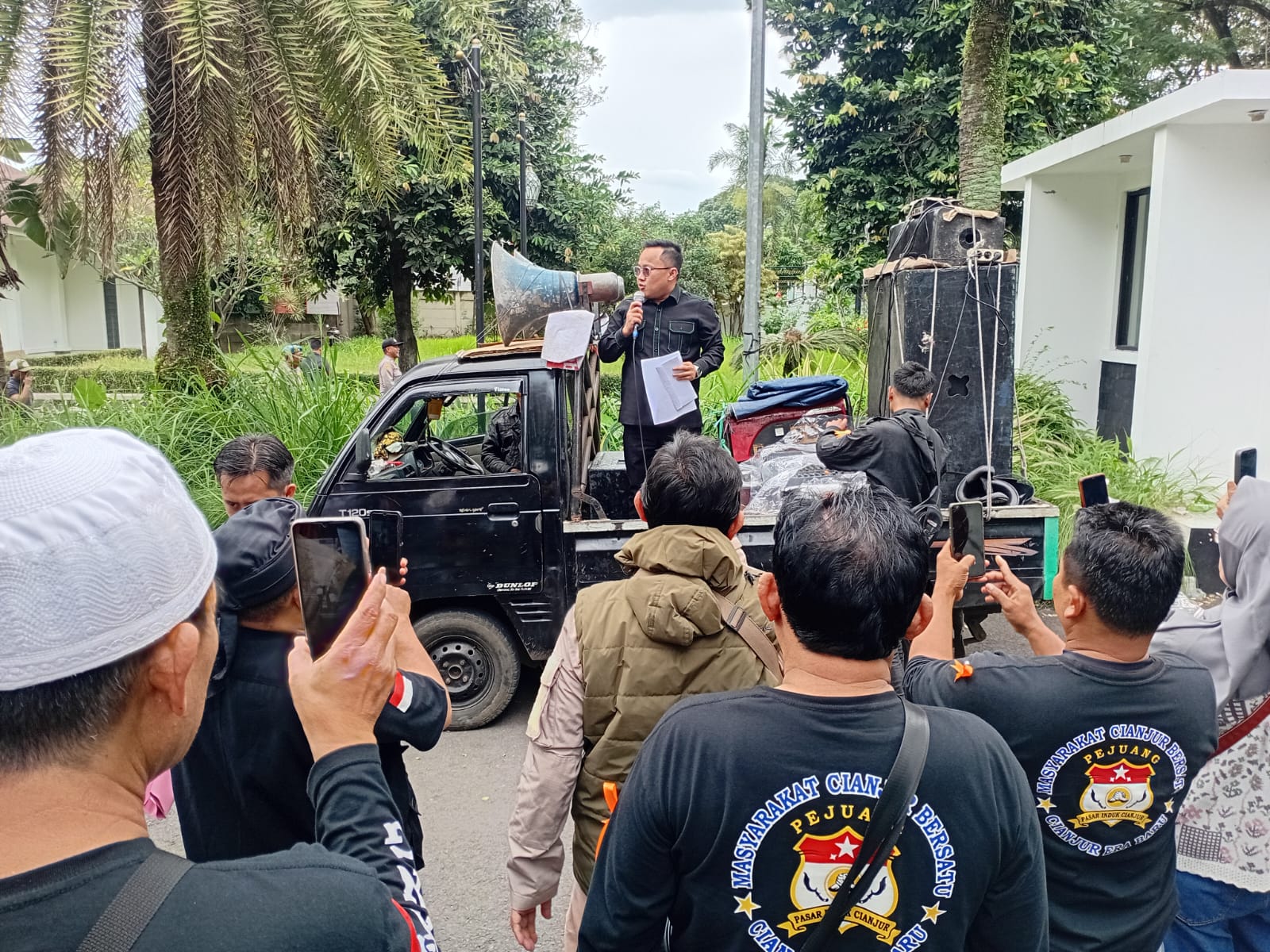 Tagih Janji Pemkab Cianjur Buat Ramaikan Pasar, Ratusan Pedagang Induk Gelar Aksi Damai ke DPRD