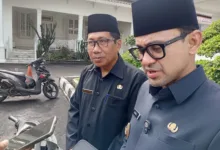 Wakil Bupati Cianjur Ramzi (kanan) didampingi Kepala Dinas Kesehatan Kabupaten Cianjur dr. I Made Setiawan (kiri) saat memberikan keterangan kepada wartawan di Pendopo Cianjur, Rabu (12/11/2025).