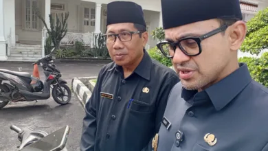 Wakil Bupati Cianjur Ramzi (kanan) didampingi Kepala Dinas Kesehatan Kabupaten Cianjur dr. I Made Setiawan (kiri) saat memberikan keterangan kepada wartawan di Pendopo Cianjur, Rabu (12/11/2025).