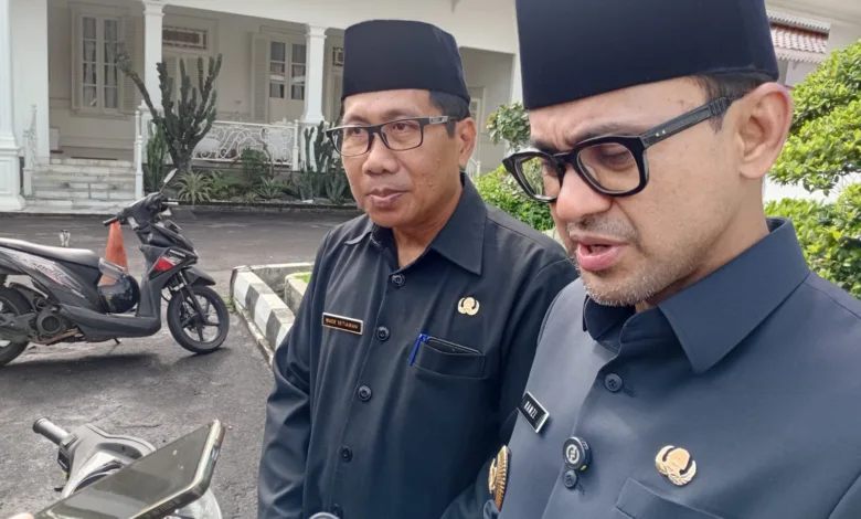 Wakil Bupati Cianjur Ramzi (kanan) didampingi Kepala Dinas Kesehatan Kabupaten Cianjur dr. I Made Setiawan (kiri) saat memberikan keterangan kepada wartawan di Pendopo Cianjur, Rabu (12/11/2025).