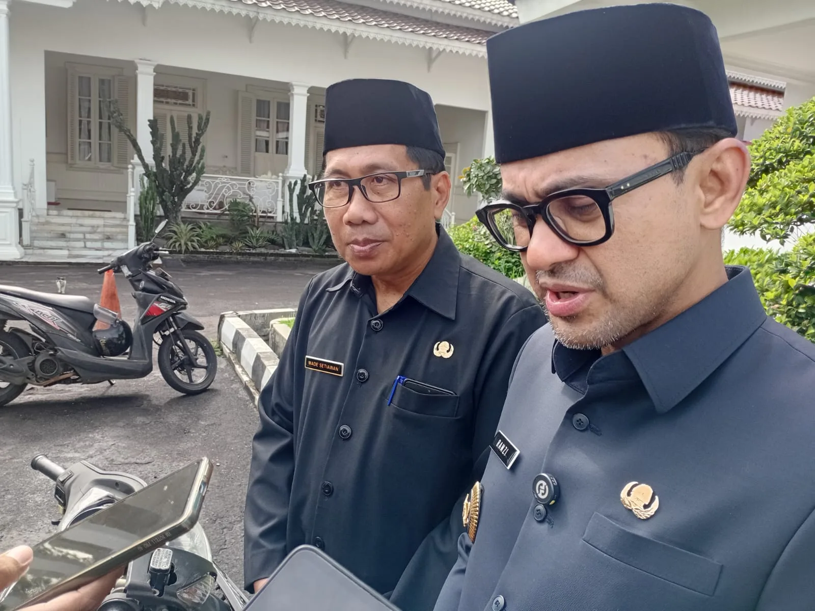 Wakil Bupati Cianjur Ramzi (kanan) didampingi Kepala Dinas Kesehatan Kabupaten Cianjur dr. I Made Setiawan (kiri) saat memberikan keterangan kepada wartawan di Pendopo Cianjur, Rabu (12/11/2025).