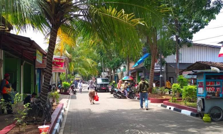 Trotoar Taman Bomero Citywalk Dipercantik, Pengecatan Ulang Hingga Lampu Hias jadi Makin Ciamik