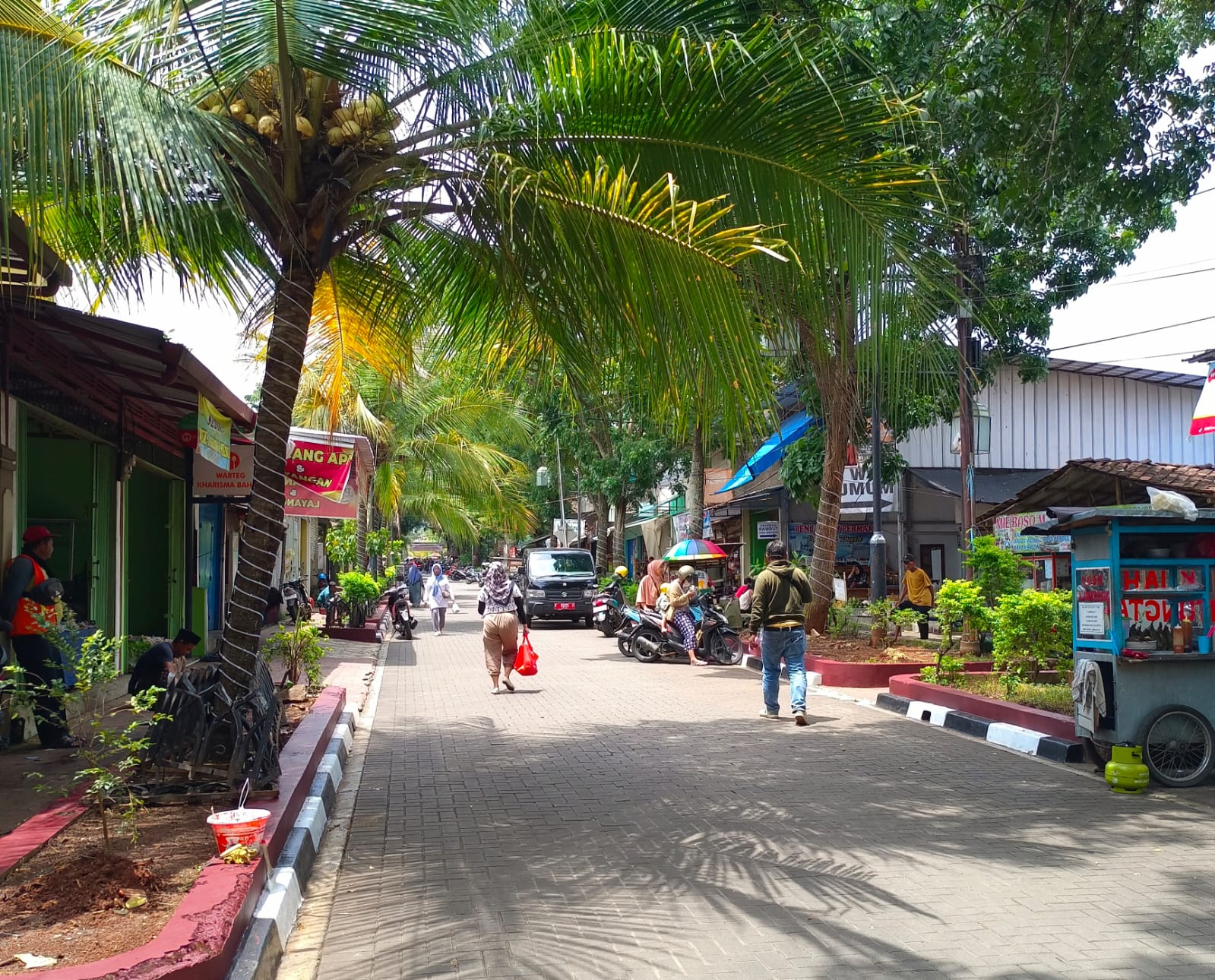 Trotoar Taman Bomero Citywalk Dipercantik, Pengecatan Ulang Hingga Lampu Hias jadi Makin Ciamik