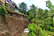 Tanah Cibuntu-Sukaresmi Ambrol, Ratusan Jiwa Terancam Longsoran, Satu Rumah Rusak Berat