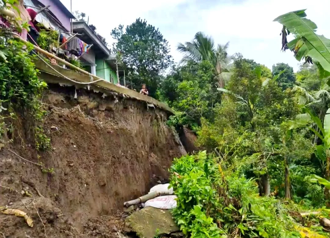Tanah Cibuntu-Sukaresmi Ambrol, Ratusan Jiwa Terancam Longsoran, Satu Rumah Rusak Berat