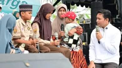 Bupati Cianjur, dr. Wahyu (kanan), berdialog dengan Alif dan Kanaya saat mengumumkan pengangkatan mereka sebagai anak asuh di acara Rembug Warga, Sukaluyu.