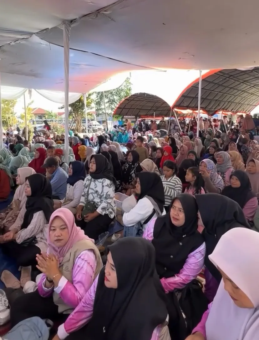 Ratusan warga Desa Sukawangi, Kecamatan Warungkondang, mengikuti sesi dialog dan mendengarkan langsung pemaparan program pembangunan daerah dari Bupati Cianjur, dr. Wahyu Ferdian, dalam kegiatan Rembug Warga, Jumat (21/11/2025).