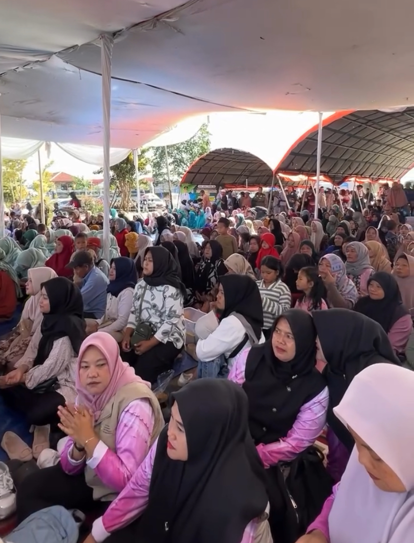 Ratusan warga Desa Sukawangi, Kecamatan Warungkondang, mengikuti sesi dialog dan mendengarkan langsung pemaparan program pembangunan daerah dari Bupati Cianjur, dr. Wahyu Ferdian, dalam kegiatan Rembug Warga, Jumat (21/11/2025).
