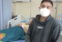 APRESIASI PELAYANAN. Nandang Kurnaedi (kanan) memberikan keterangan saat mendampingi istrinya yang tengah menjalani perawatan intensif di RSUD Cimacan, Cianjur.