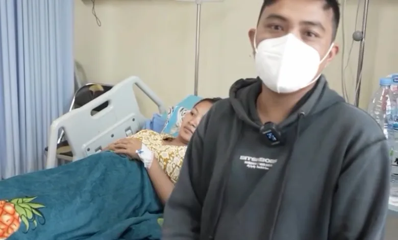 APRESIASI PELAYANAN. Nandang Kurnaedi (kanan) memberikan keterangan saat mendampingi istrinya yang tengah menjalani perawatan intensif di RSUD Cimacan, Cianjur.