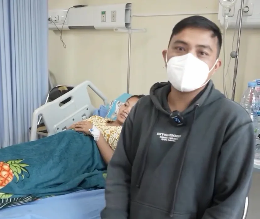 APRESIASI PELAYANAN. Nandang Kurnaedi (kanan) memberikan keterangan saat mendampingi istrinya yang tengah menjalani perawatan intensif di RSUD Cimacan, Cianjur.