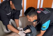 Personel PSC 119 Cianjur mendemonstrasikan teknik stabilisasi leher saat melepas helm korban kecelakaan.