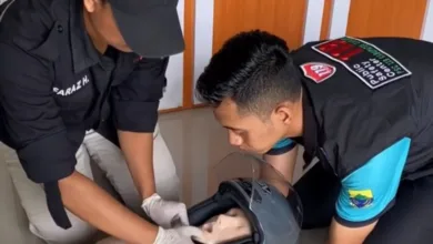 Personel PSC 119 Cianjur mendemonstrasikan teknik stabilisasi leher saat melepas helm korban kecelakaan.