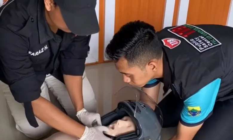Personel PSC 119 Cianjur mendemonstrasikan teknik stabilisasi leher saat melepas helm korban kecelakaan.