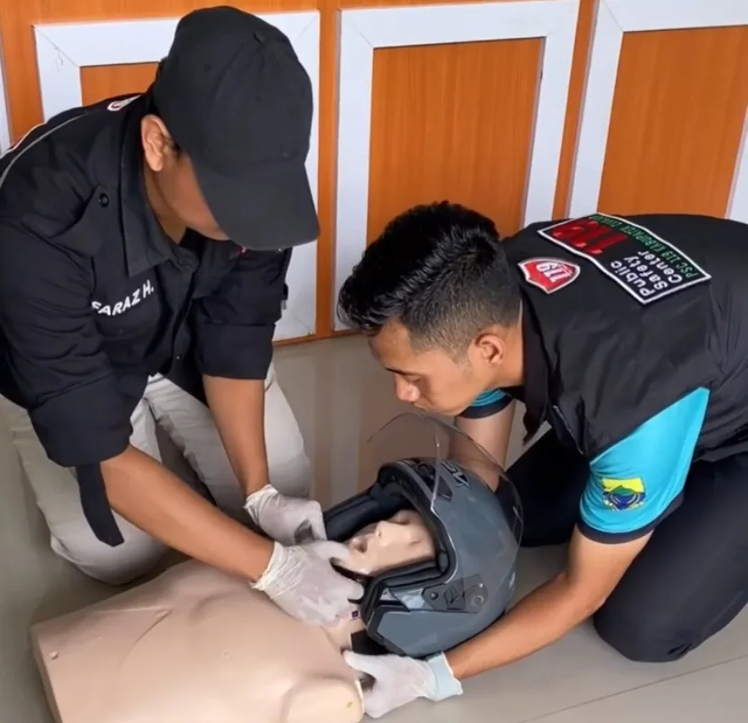 Personel PSC 119 Cianjur mendemonstrasikan teknik stabilisasi leher saat melepas helm korban kecelakaan.