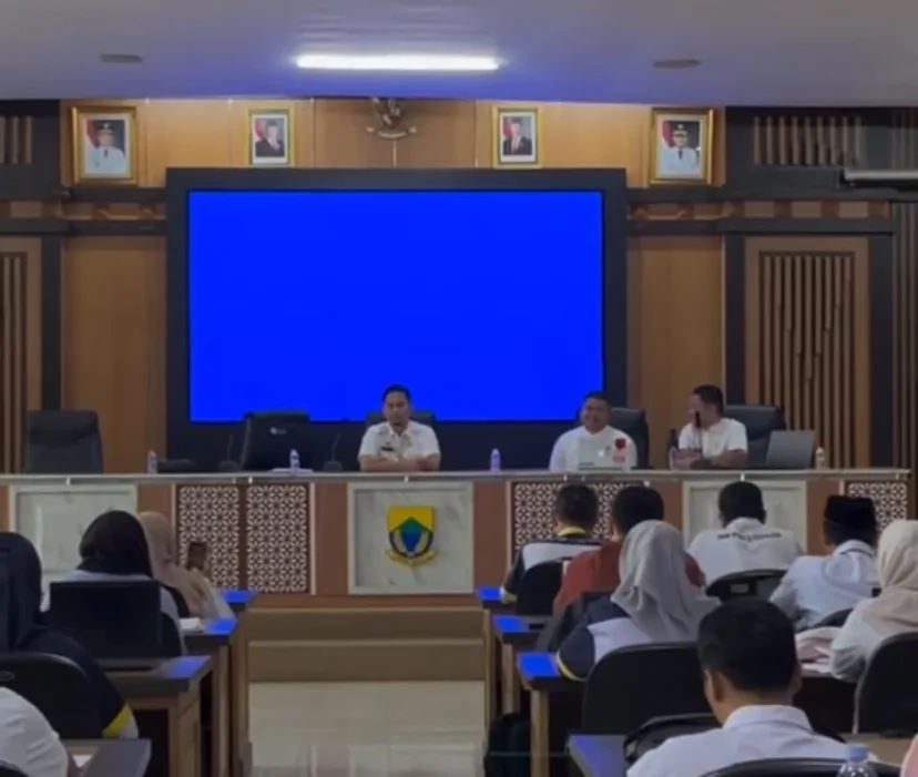 Suasana Bimbingan Teknis (Bimtek) penggunaan aplikasi Siapkerja dan eBKK yang digelar Disnakertrans Kabupaten Cianjur di Aula Bapperida.