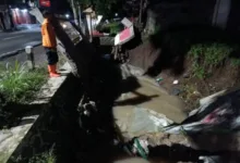 Petugas BPBD Kabupaten Cianjur melakukan asesmen di lokasi ambruknya Tembok Penahan Tanah (TPT) eks pabrik roti di Desa Hegarmanah, Kecamatan Karangtengah, Rabu (20/11/2025) malam.