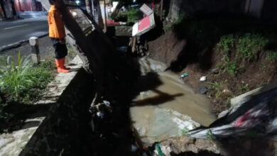 Petugas BPBD Kabupaten Cianjur melakukan asesmen di lokasi ambruknya Tembok Penahan Tanah (TPT) eks pabrik roti di Desa Hegarmanah, Kecamatan Karangtengah, Rabu (20/11/2025) malam.