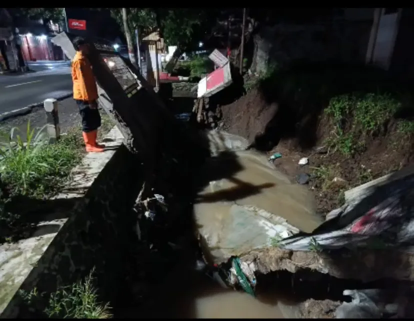Petugas BPBD Kabupaten Cianjur melakukan asesmen di lokasi ambruknya Tembok Penahan Tanah (TPT) eks pabrik roti di Desa Hegarmanah, Kecamatan Karangtengah, Rabu (20/11/2025) malam.