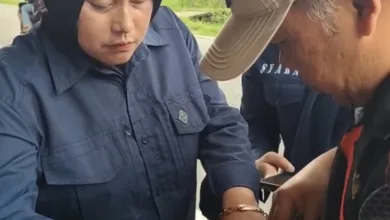 Petugas Satpol PP dan Damkar Kabupaten Cianjur memeriksa tumpukan rokok ilegal yang berhasil diamankan dari pedagang saat operasi gabungan bersama Bea Cukai Bogor.