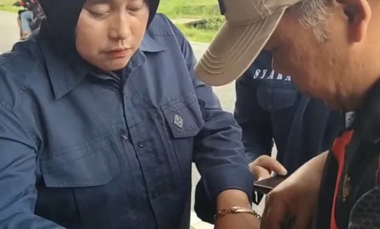 Petugas Satpol PP dan Damkar Kabupaten Cianjur memeriksa tumpukan rokok ilegal yang berhasil diamankan dari pedagang saat operasi gabungan bersama Bea Cukai Bogor.