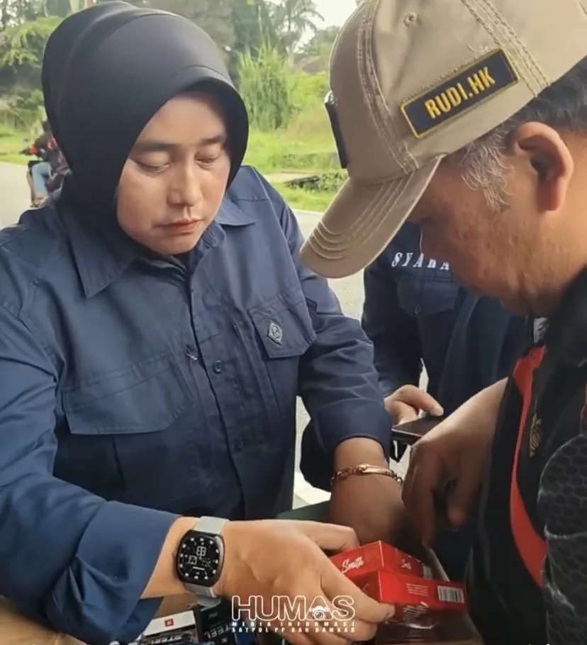 Petugas Satpol PP dan Damkar Kabupaten Cianjur memeriksa tumpukan rokok ilegal yang berhasil diamankan dari pedagang saat operasi gabungan bersama Bea Cukai Bogor.