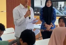 Salah seorang peserta Pelatihan Kewirausahaan bagi Penyandang Disabilitas Usia Produktif tengah menyampaikan pandangannya di kantor Disnakertrans Kabupaten Cianjur