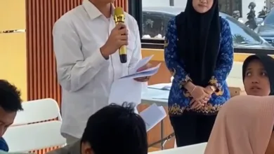 Salah seorang peserta Pelatihan Kewirausahaan bagi Penyandang Disabilitas Usia Produktif tengah menyampaikan pandangannya di kantor Disnakertrans Kabupaten Cianjur