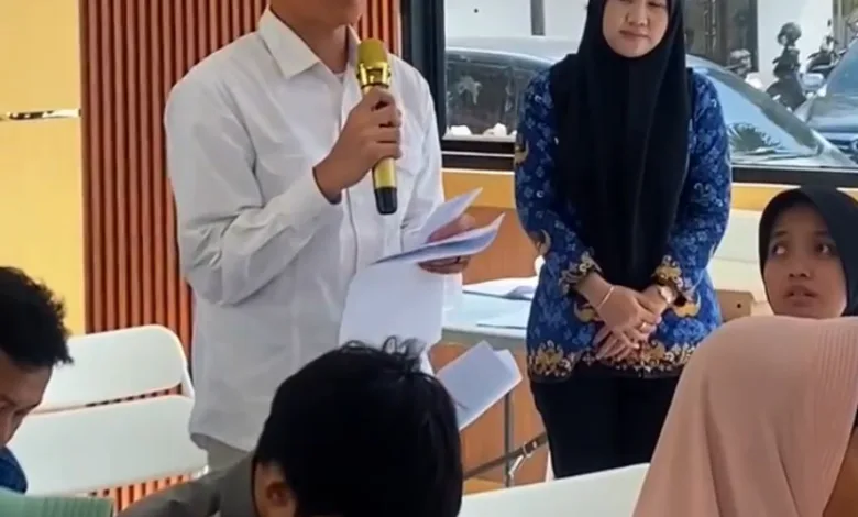 Salah seorang peserta Pelatihan Kewirausahaan bagi Penyandang Disabilitas Usia Produktif tengah menyampaikan pandangannya di kantor Disnakertrans Kabupaten Cianjur