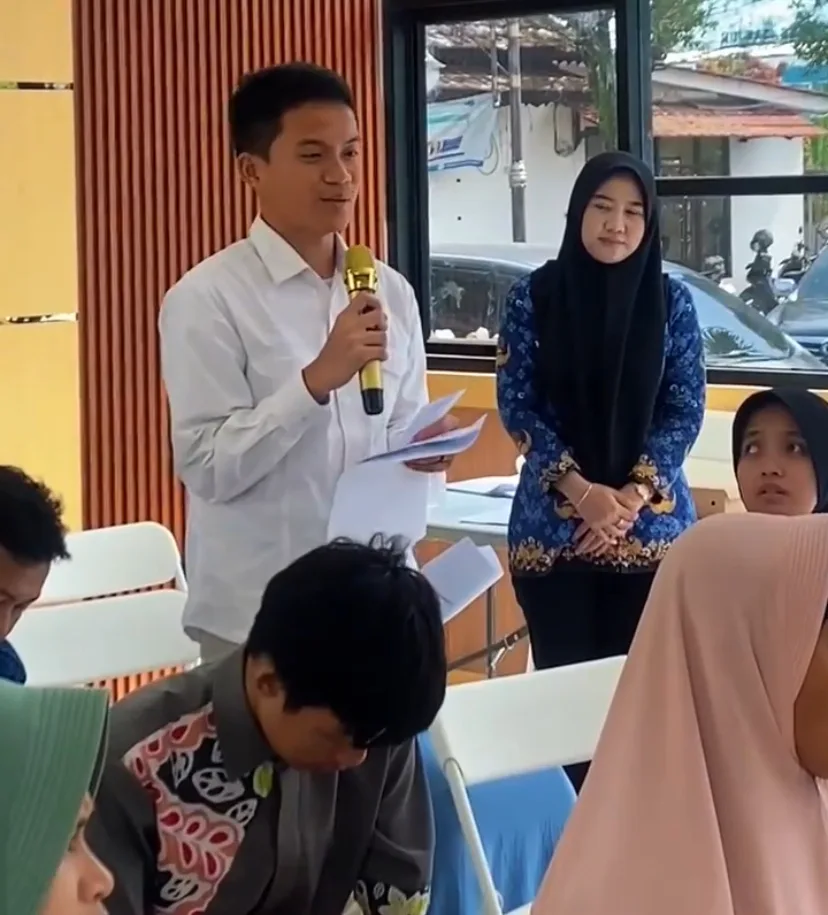 Salah seorang peserta Pelatihan Kewirausahaan bagi Penyandang Disabilitas Usia Produktif tengah menyampaikan pandangannya di kantor Disnakertrans Kabupaten Cianjur