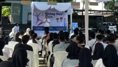 ANTUSIASME PENCARI KERJA. Ratusan warga tampak antusias menyimak pemaparan dalam pembukaan kegiatan Hiring Day 2025 yang digelar di halaman kantor Disnakertrans Kabupaten Cianjur, Rabu (26/11/2025).