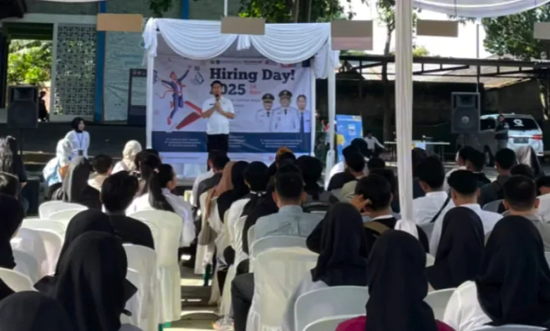 ANTUSIASME PENCARI KERJA. Ratusan warga tampak antusias menyimak pemaparan dalam pembukaan kegiatan Hiring Day 2025 yang digelar di halaman kantor Disnakertrans Kabupaten Cianjur, Rabu (26/11/2025).