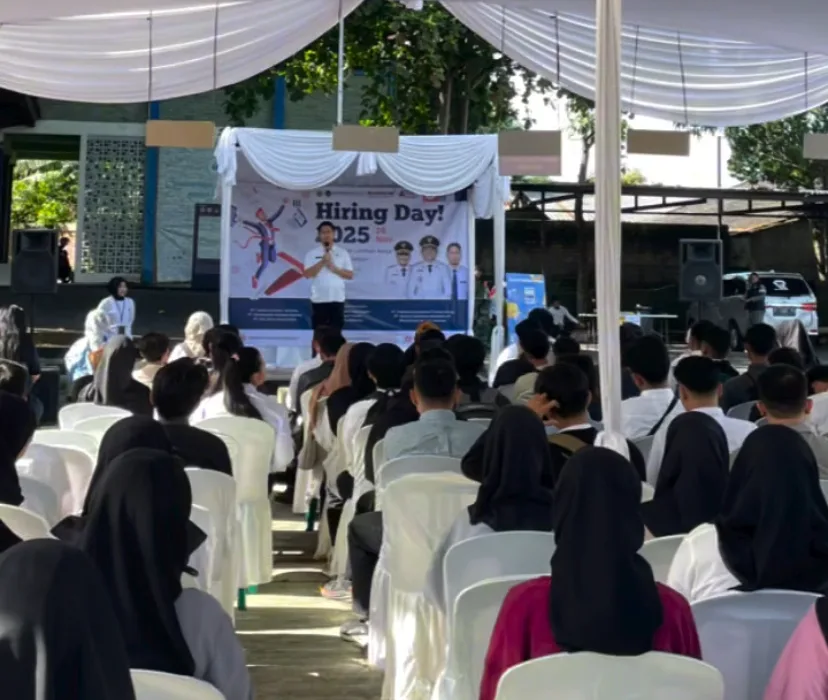 ANTUSIASME PENCARI KERJA. Ratusan warga tampak antusias menyimak pemaparan dalam pembukaan kegiatan Hiring Day 2025 yang digelar di halaman kantor Disnakertrans Kabupaten Cianjur, Rabu (26/11/2025).