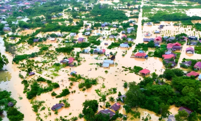 KEPUNGAN BANJIR: Tangkapan layar udara menunjukkan luasnya area permukiman yang tenggelam oleh banjir besar, menyisakan atap rumah dan pepohonan di tengah genangan air bah. (Foto: Instagram btgfeed)