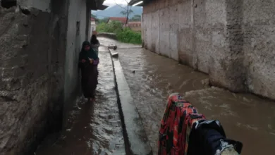 Banjir melanda wilayah Karangtengah, Cianjur, usai hujan deras mengguyur pada Senin (10/11/2025). Air sungai meluap hingga masuk ke rumah warga di Kampung Samolo, Desa Ciherang.