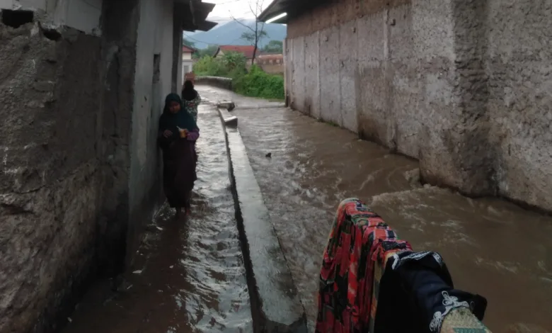Banjir melanda wilayah Karangtengah, Cianjur, usai hujan deras mengguyur pada Senin (10/11/2025). Air sungai meluap hingga masuk ke rumah warga di Kampung Samolo, Desa Ciherang.